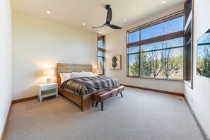 4 slaapkamers, een bureau, een strijkplank/strijkijzer, gratis wifi