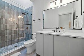 Shower, hair dryer, towels - SOCO Stunner + Private Pool - Ember Combo! (Austin)