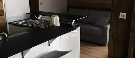 Dishwasher, cookware/dishes/utensils