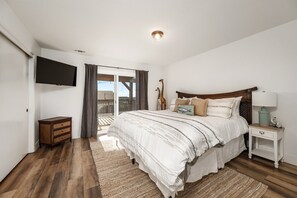 3 bedrooms, desk, iron/ironing board, travel cot