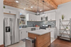 Fridge, microwave, oven, stovetop - Zimmermannshaus Est 1878 (Galveston)