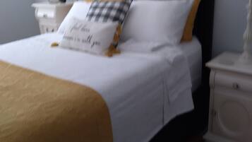 3 camere, una scrivania, ferro/asse da stiro, culla da viaggio