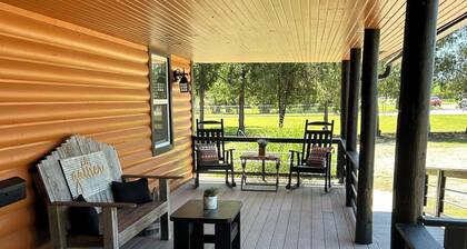 Charming Suburban log house in Mustang with 3bd/2bath great patios. Close to FAA