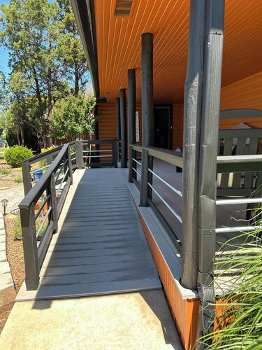 Charming Suburban log house in Mustang with 3bd/2bath great patios. Close to FAA