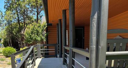 Charming Suburban log house in Mustang with 3bd/2bath great patios. Close to FAA