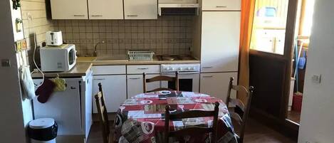 ثلاجة، ميكروويف، فرن، غسالة أطباق