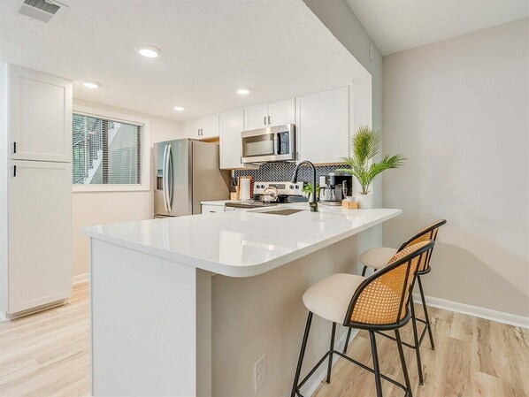 Refrigerador, microondas, horno y parrilla de estufa 