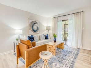 TV - 2bd/2ba Condo * Dogs Welcome * 30+ day stay * Pool (Savannah)