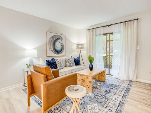 2bd/2ba Condo * Dogs Welcome * 30+ day stay * Pool