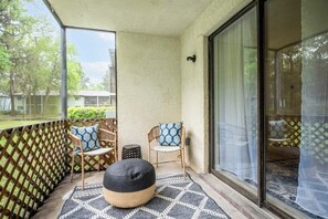 Terrace/patio - 2bd/2ba Condo * Dogs Welcome * 30+ day stay * Pool (Savannah)