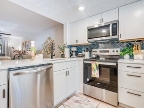 Fridge, microwave, oven, stovetop - 2bd/2ba Condo * Pool * Dogs Welcome * 30+ day stay (Savannah)