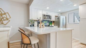 Réfrigérateur, micro-ondes, four, plaque de cuisson