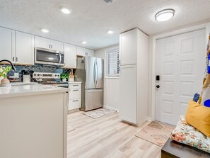 Refrigerador, microondas, horno y parrilla de estufa 