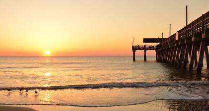 2bd/2ba Condo * Pool * Dogs Welcome * 30+ day stay