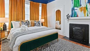 2 bedrooms, desk, iron/ironing board, travel cot - Downtown Savannah I Walk to Forsyth Park | Dogs OK l Sleeps 5 (Savannah)