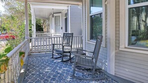 Terrace/patio - Downtown Savannah I Walk to Forsyth Park | Dogs OK l Sleeps 5 (Savannah)