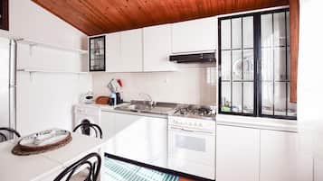 Fridge, stovetop, coffee/tea maker