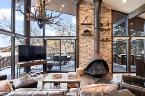 Smart TV, fireplace, books - Iconic Location, Short Walk or Drive to Ski & Bike Access, Private Hot Tub, Ski/In-Ski/Out, Sleeps 6 (Park City)