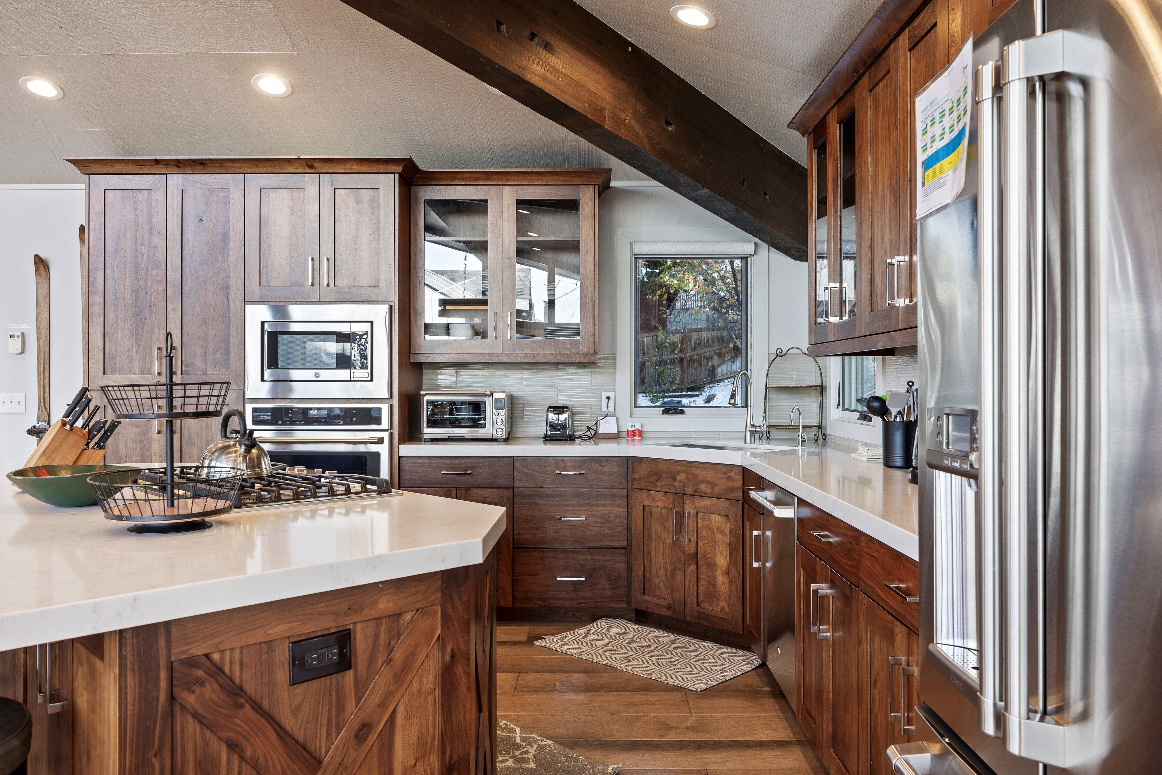 冷蔵庫、電子レンジ、オーブン、コンロ