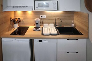 Kühlschrank, Geschirrspüler, Kochgeschirr/Geschirr/Besteck