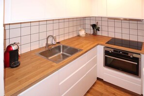 Fridge, oven, dishwasher, cookware/dishes/utensils