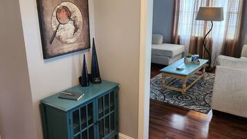 Smart TV, livros, aparelho de som