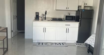 Chic studio with WiFi and AC in vibrant Miami