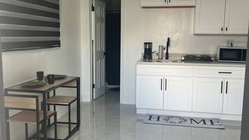 Kühlschrank, Mikrowelle, Herdplatte, Wasserkocher mit Kaffee-/Teezubehör