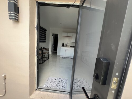 Chic studio with WiFi and AC in vibrant Miami