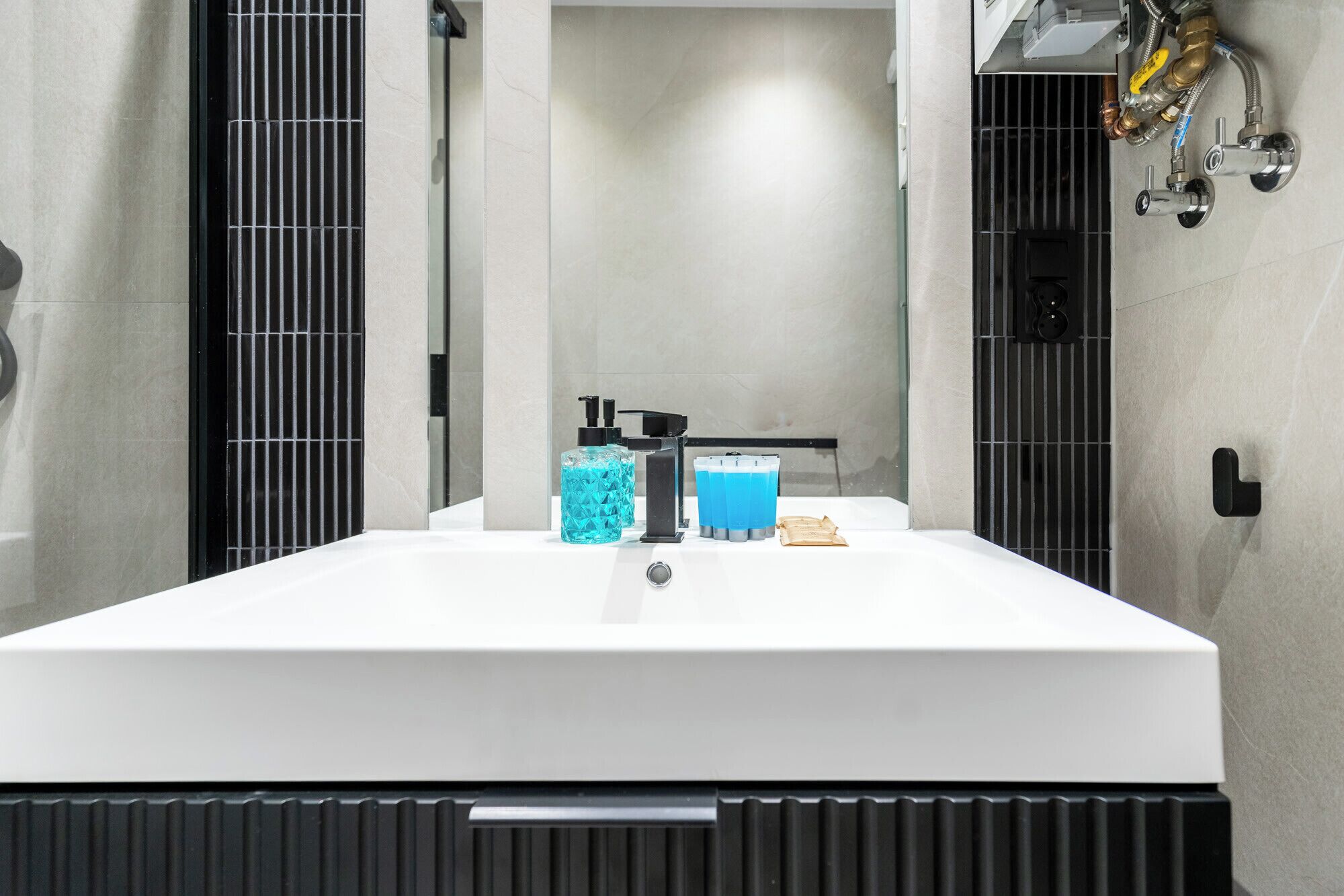 Ducha, artículos de higiene personal gratuitos y secador de pelo