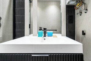 Douche, articles de toilette gratuits, sèche-cheveux