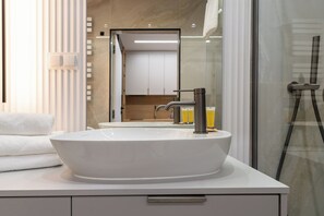 Dusche, Haartrockner, Handtücher, Seife