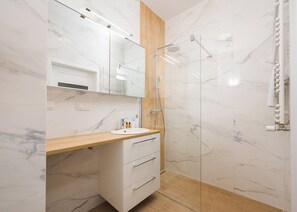 Chuveiro, secador de cabelo, toalhas de banho 