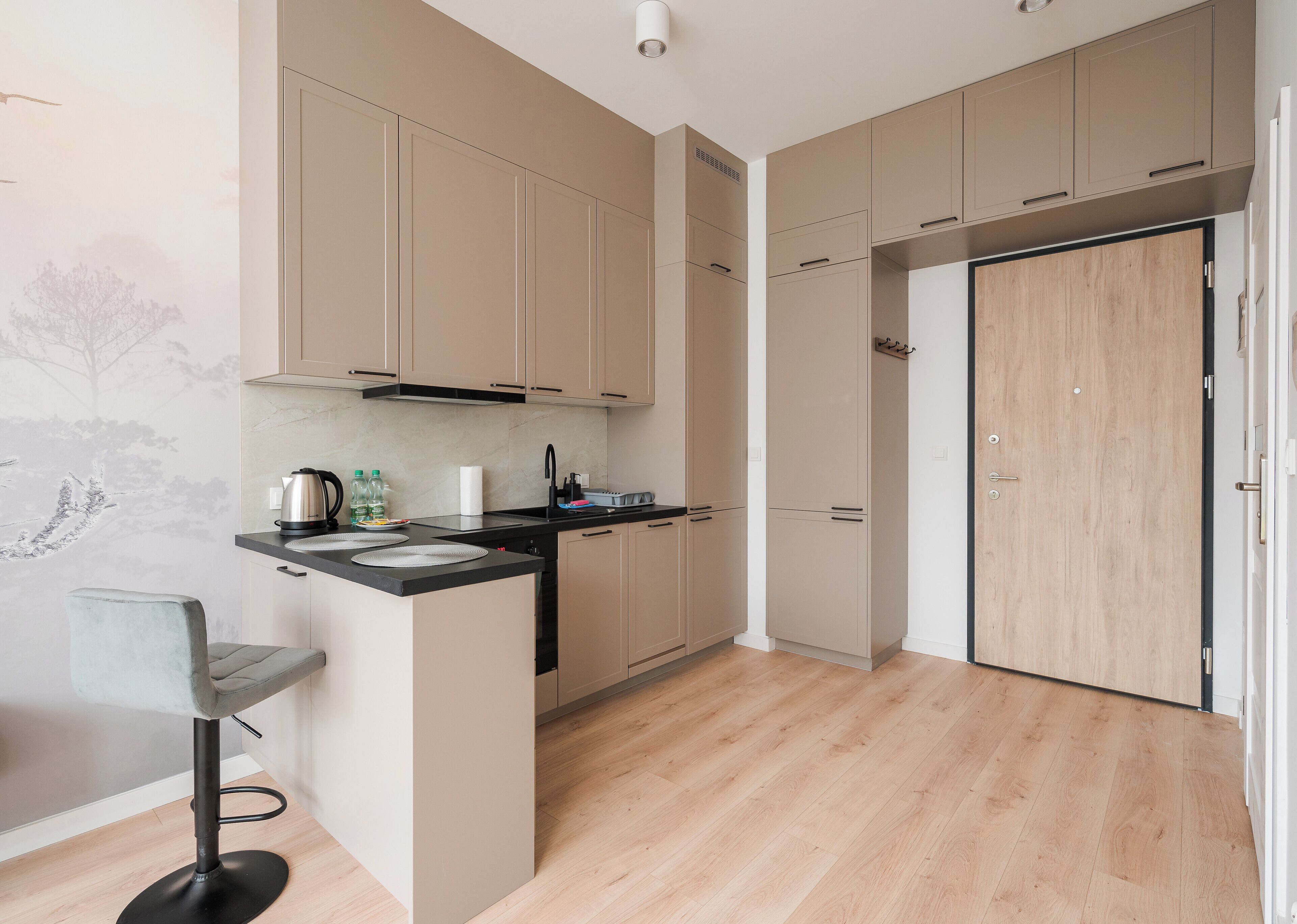 Jääkaappi, uuni, liesi, astianpesukone