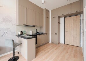 Kjøleskap, ovn, kokeplater og oppvaskmaskin