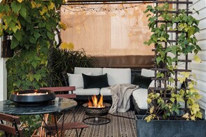 Terrace/patio - Charming guest suite in Sechelt  (Sechelt)