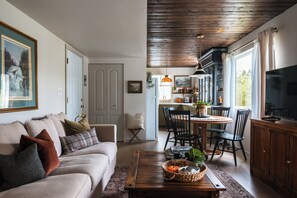 Living area - Charming guest suite in Sechelt  (Sechelt)