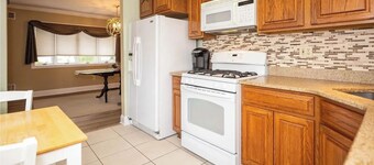 Charming 3-bedroom NorthEast Facing Ranch with AC in delightful Edison