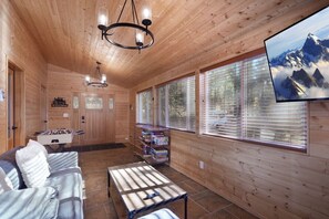 TV, fireplace, stereo - 4 Bdrm Cabin w/private Sauna & Hot tub! (Leavenworth)