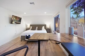 3 bedrooms, desk, WiFi, bed sheets - 4 Bdrm Cabin w/private Sauna & Hot tub! (Leavenworth)