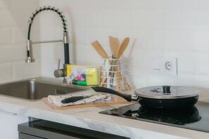 Jääkaappi, mikroaaltouuni, vedenkeitin, leivänpaahdin