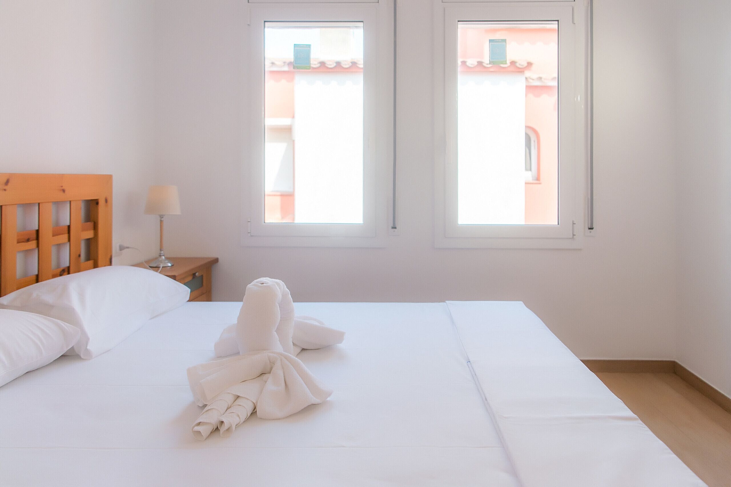 2 habitaciones, tabla de planchar con plancha y ropa de cama 