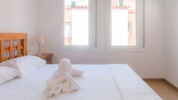 2 habitaciones, tabla de planchar con plancha y ropa de cama
