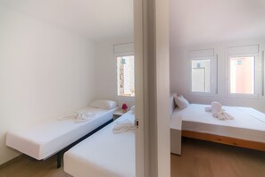 2 makuuhuonetta, silitysrauta/-lauta, vuodevaatteet