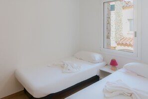 2 bedrooms, iron/ironing board, bed sheets