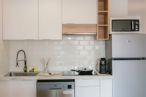 Køleskab, mikrobølgeovn, elkedel, brødrister