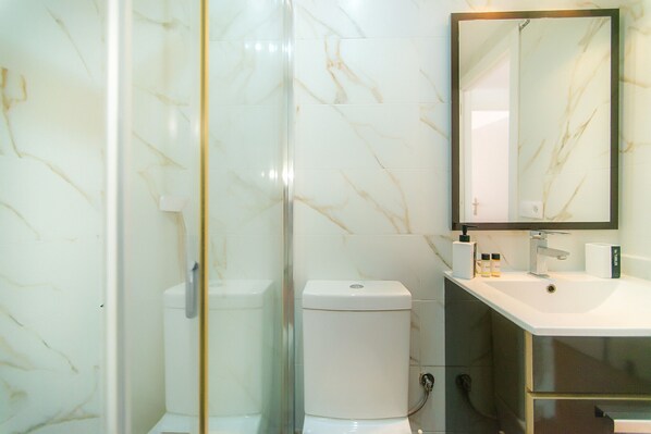 Een douche, handdoeken