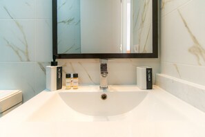 Een douche, handdoeken