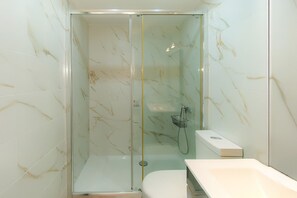 Shower, towels - WELCS APARTAMENTO 174 EMP cerca del mar (Empuriabrava)