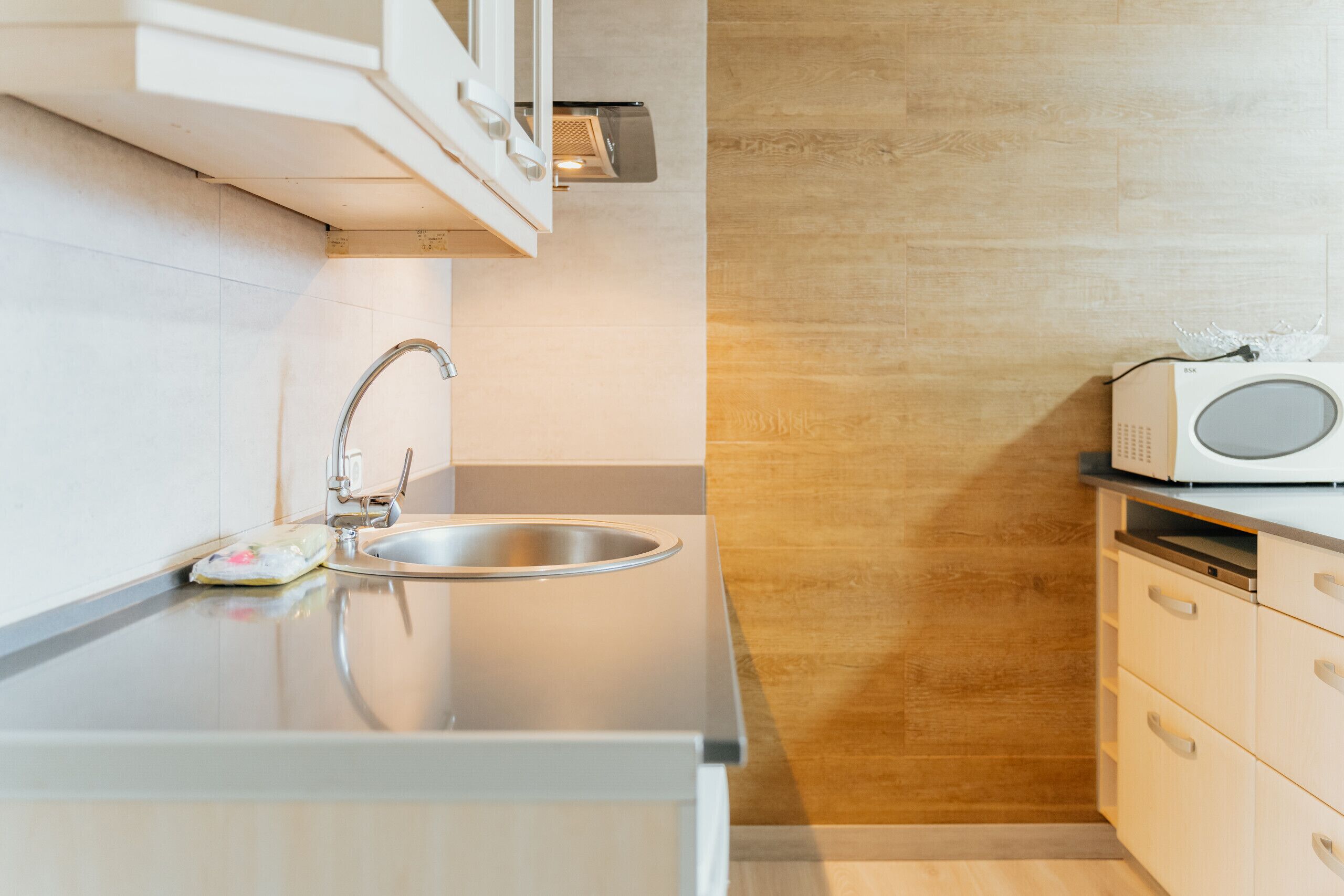 Kühlschrank, Mikrowelle, Wasserkocher mit Kaffee-/Teezubehör